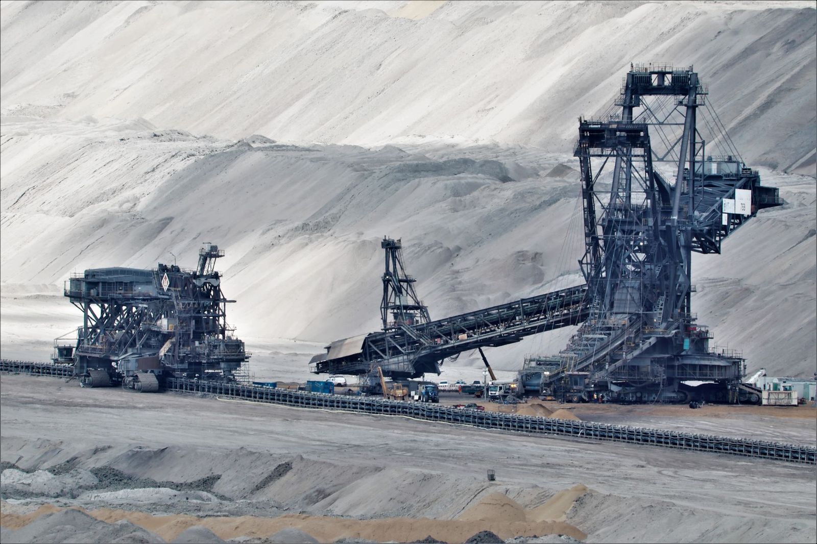 Open-pit mine dragline equipment from above