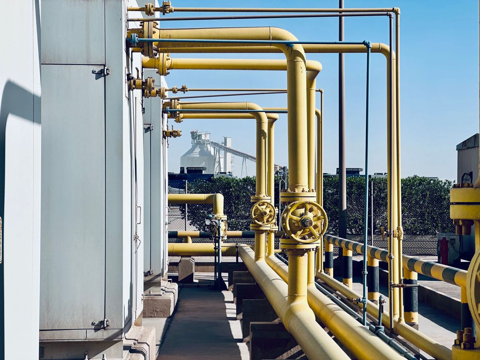 Natural gas pipeline compressor station piping